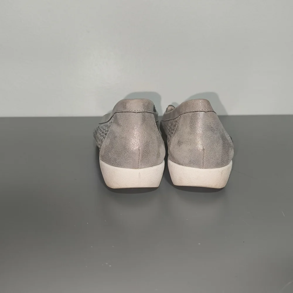 Remonte Women's Gray Perforated Flats